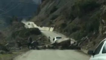 Masive shkëmbore shkëputen nga mali/ Çahet asfalti i aksit Përmet-Skrapar, hyrja në qytet mbetet e bllokuar prej…