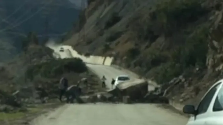 Masive shkëmbore shkëputen nga mali/ Çahet asfalti i aksit Përmet-Skrapar, hyrja në qytet mbetet e bllokuar prej…