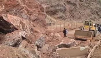 Masivi i gurëve bllokoi aksin Librazhd-Qafë Thanë, të sëmurët transportohen nga mali me barelë