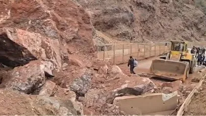 Masivi i gurëve bllokoi aksin Librazhd-Qafë Thanë, të sëmurët transportohen nga mali me barelë