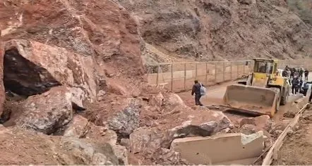 Masivi i gurëve bllokoi aksin Librazhd-Qafë Thanë, të sëmurët transportohen nga mali me barelë