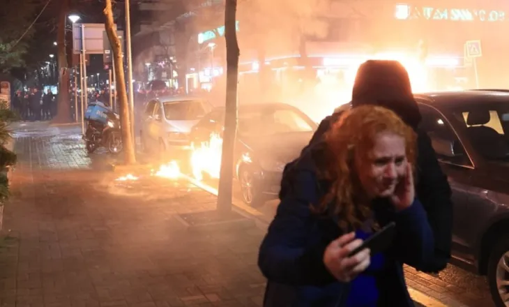 “Maskat ranë”, ministrja Koçiu për protestën e opozitës: Objektivi i vërtetë i kësaj dhune, dëmtimi i ekonomisë shqiptare dhe sabotimi i turizmit