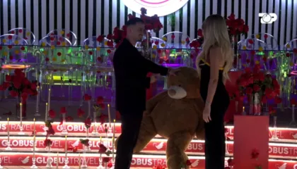 Mateo thyen “akullin” me Brikenën në BBVIP: Surprizë romantike dhe një përgjigje që ngjalli debate