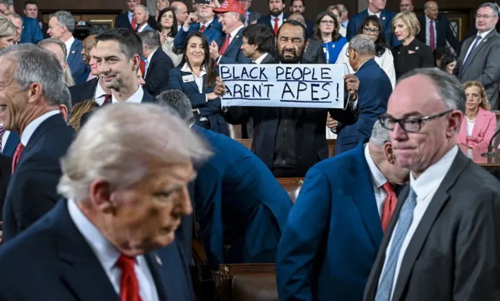 Mbajti një pankartë ku shkruhej “njerëzit me ngjyrë nuk janë majmunë” kur Trump hyri në Kongres, përfaqësuesi demokrat nxirret jashtë nga salla