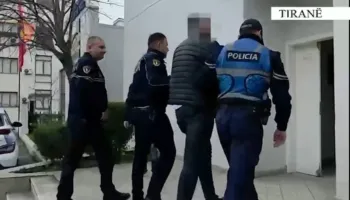 Mbante në banesë një kallashnikov pa leje, arrestohet 33-vjeçari në Tiranë