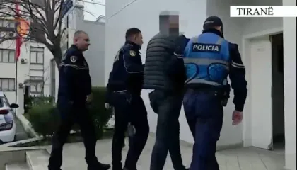 Mbante në banesë një kallashnikov pa leje, arrestohet 33-vjeçari në Tiranë