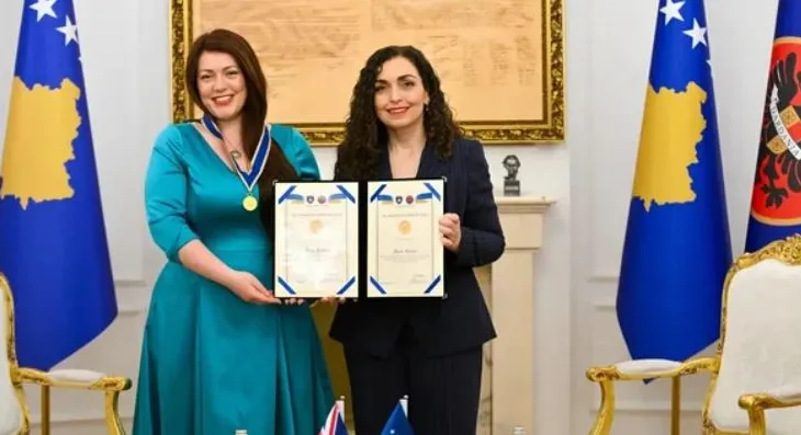 Mbështetja për sovranitetin e Kosovës, Osmani nderon Alicia Kearns me Medaljen Presidenciale