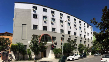 Mbetjet toksike të Kurum/ Gjykata e Durrësit lë në burg 8 të arrestuar, 5 në arrest shtëpie, 7 detyrim paraqitje