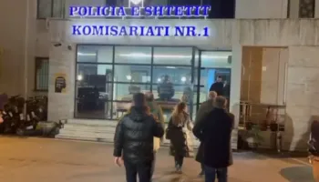 Mbi 30 të shoqëruar pas protestës, deputetët e PD-së shkojnë te Komisariati Nr. 1