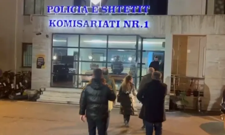 Mbi 30 të shoqëruar pas protestës, deputetët e PD-së shkojnë te Komisariati Nr. 1