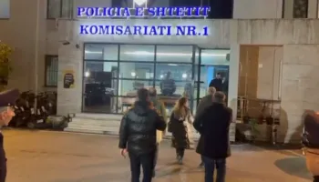 Mbi 40 të shoqëruar pas protestës, deputetët e PD-së shkojnë te Komisariati Nr. 1