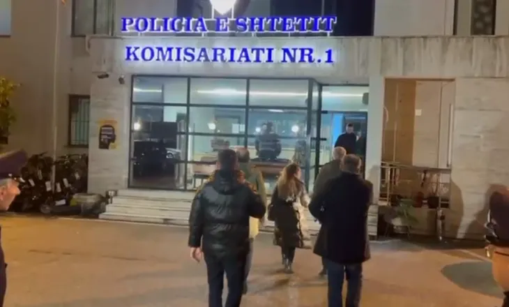 Mbi 40 të shoqëruar pas protestës, deputetët e PD-së shkojnë te Komisariati Nr. 1