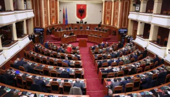 Mblidhet sot Kuvendi! Zgjidhen 5 anëtarët e Këshillit Mbikëqyrës të BSH, diskutime për nenin 242