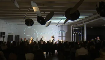 Mbrëmje poetike për Kadarenë, aktorët risjellin pjesë nga krijimtaria e gjeniut të letrave shqipe