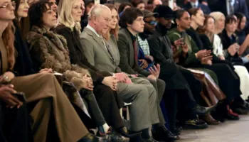 Mbreti Charles III në sfilatë mode në Londër pas arrestimit të vëllait të tij