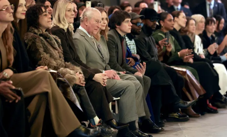 Mbreti Charles III në sfilatë mode në Londër pas arrestimit të vëllait të tij