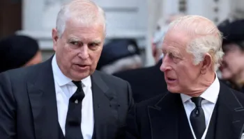 Mbreti Charles reagon për arrestimin e vëllait/ Familja mbretërore në qendër të skandalit Epstein