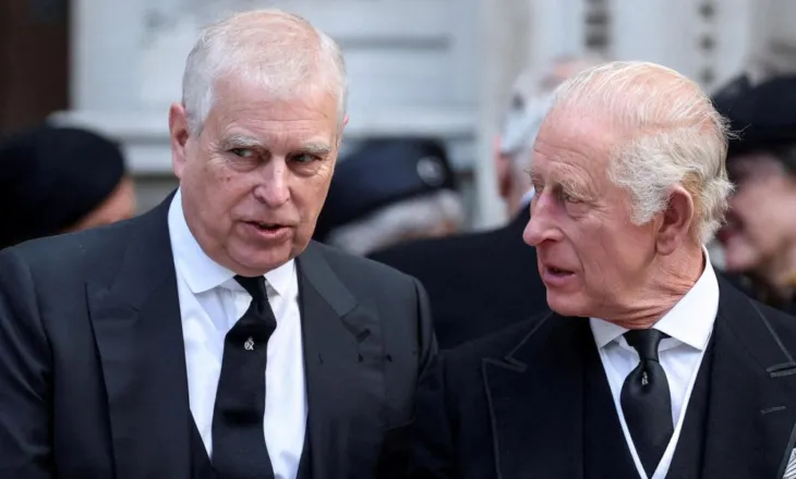 Mbreti Charles reagon për arrestimin e vëllait/ Familja mbretërore në qendër të skandalit Epstein