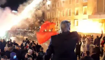 Mbyllet protesta e PD-së, nis sulmi me fishekzjarre dhe molotov ndaj Kryeministrisë