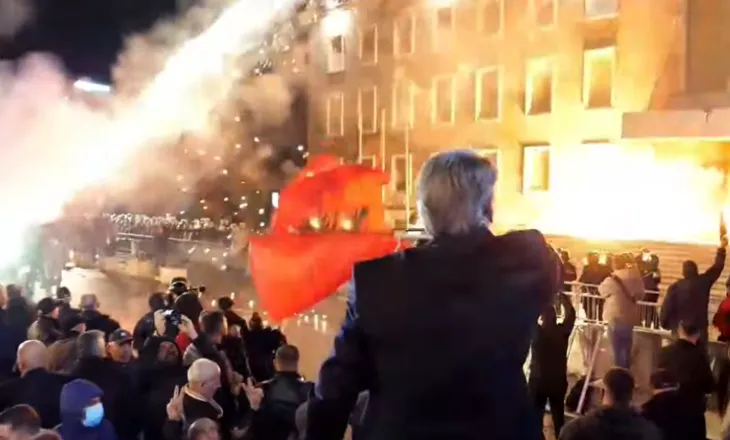 Mbyllet protesta e PD-së, nis sulmi me fishekzjarre dhe molotov ndaj Kryeministrisë