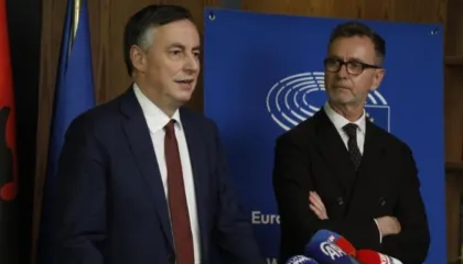 McAllister: “Balluku”, test kritik. Kreu i delegacionit të jashtëm në PE kriton protestat e dhunshme të PD: Duhet dialog