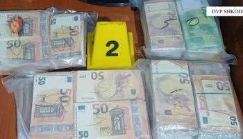 Me 164 mijë euro të falsifikuara dhe municion luftarak në banesë, pranga 19-vjeçarit në Shkodër