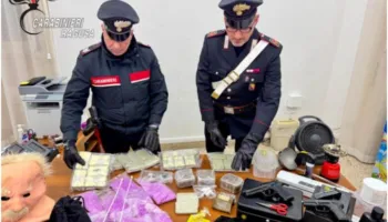 Me dy pistoleta dhe 10 kg drogë, arrestohet 28-vjeçari shqiptar në Itali! Lëvizjet e dyshimta e tradhtuan