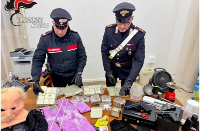 Me dy pistoleta dhe 10 kg drogë, arrestohet 28-vjeçari shqiptar në Itali! Lëvizjet e dyshimta e tradhtuan