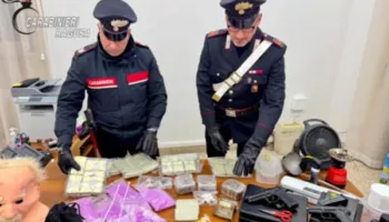 Me dy pistoleta dhe 10 kg drogë, arrestohet 28-vjeçari shqiptar në Itali!