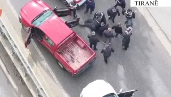 Me dy pistoleta, silenciator dhe 10 kg kanabis në makinë, arrestohet 42-vjeçari në Tiranë (Emri)