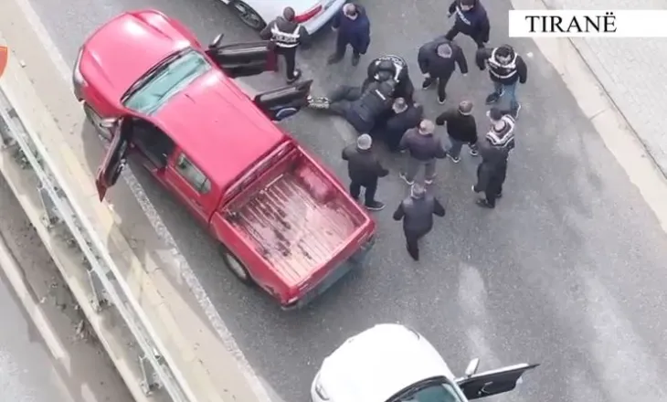 Me dy pistoleta, silenciator dhe 10 kg kanabis në makinë, arrestohet 42-vjeçari në Tiranë (Emri)