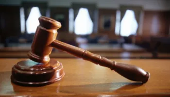 “Me godiste në kokë dhe trup”, dënohet shqiptari në Greqi, dhunonte gruan në sy të fëmijëve të mitur