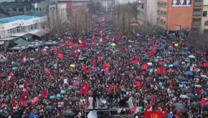 Më i madh në historinë e Kosovës, mbi 130 mijë qytetarë morën pjesë në marshimin “Drejtësi, jo politikë”