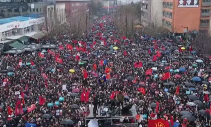 Më i madh në historinë e Kosovës, mbi 130 mijë qytetarë morën pjesë në marshimin “Drejtësi, jo politikë”