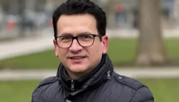 Me janarin bashkë, shkoi dhe bojkoti/ Spahiu tregon ‘puthjen’ poshtë tavolinës Pushtet-Opozitë