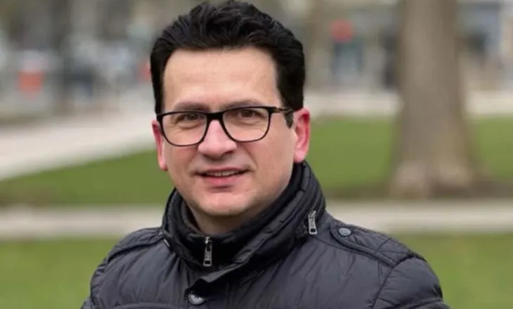 Me janarin bashkë, shkoi dhe bojkoti/ Spahiu tregon ‘puthjen’ poshtë tavolinës Pushtet-Opozitë