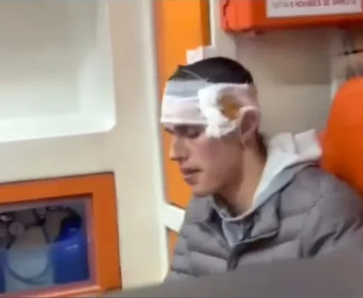 Me plagë në kokë, policia e dhunon protestuesin në komisariat dhe refuzon ta dërgojë në spital