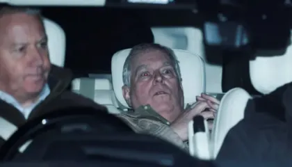 “Më shumë fat se përvojë”/ Gjashtë orë pritje për një foto, si u kap imazhi i Dukës Andrew pas daljes nga policia