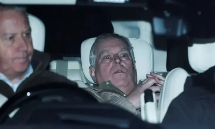 “Më shumë fat se përvojë”/ Gjashtë orë pritje për një foto, si u kap imazhi i Dukës Andrew pas daljes nga policia