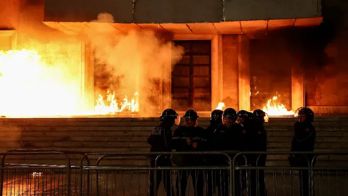 Media e madhe e Indisë/ Tirana në flakë: protesta kundër korrupsionit tronditin qeverinë Rama dhe rrugën drejt BE-së