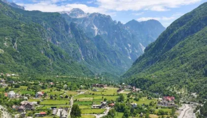 Media franceze: Udhëtim në Shqipëri, nga gjiret magjike, në qytetet e gurta dhe shtigjet e qeta malore