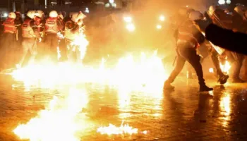 Media greke i bën jehonë protestës së opozitës: Përleshje në Tiranë gjatë protestës kundër korrupsionit
