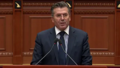 Mediu: Kosova ishte e para që krijoi partneritet me NATO, sot po përballet me një sulm të organizuar nga Vuçiç dhe Rusia