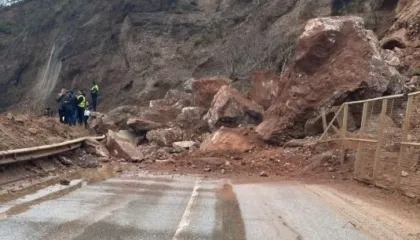 ‘Menaxhim i dështuar i Ballukut’/ Bllokimi i rrugës në Librazhd, deputetja e PD: Miliona euro beton, zero siguri…