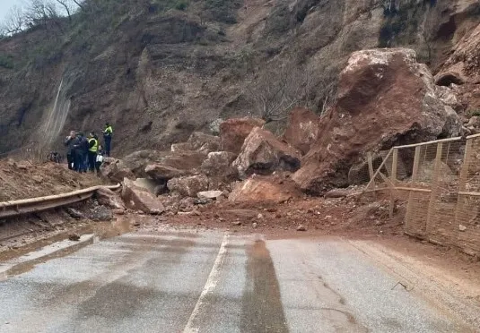 ‘Menaxhim i dështuar i Ballukut’/ Bllokimi i rrugës në Librazhd, deputetja e PD: Miliona euro beton, zero siguri…