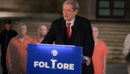 “Mercenarët u paguan për molotovët/ Berisha i përgjigjet sërish Ramës: Thuaju mercenarëve të mos qëllojnë mbi protestuesit se ata do të qëllojnë…