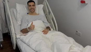 Merino operohet dhe poston foton nga spitali, mesfushori i Arsenal synon të rikthehet në prill