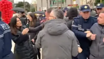 “Merre içik atë”-Arrestohen qytetarët në Durrës që kundërshtuan projektin TID, demokratët ndajnë pamjet