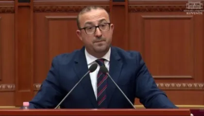 ‘Merrni furkë e tirrni lesh’/ Korreshi – Gogut: O Toni, kryetari i KLP-së tall ‘xhevahiret’ në komision, ti do të na fusësh në BE