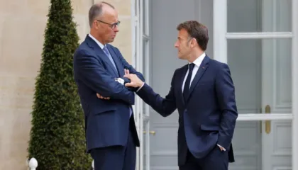 MERZ DHE MACRON PER SIGURINE BERTHAMORE